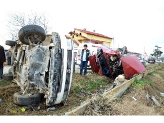 Otomobil ile minibüs çarpıştı: 7 yaralı