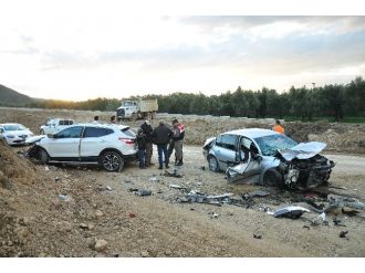 Aşırı hız kazaya neden oldu: 1 ölü, 4 yaralı