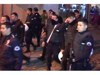 Polise saldırmak isteyen terör yandaşlarını vatandaşlar kovaladı