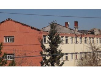 Teröristler yine okul yaktı