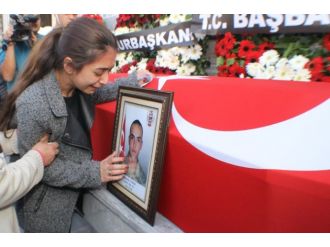 Şehit nişanlıya son bakış