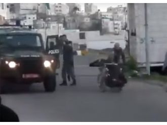 İsrail zulmü sınır tanımıyor: Engelli Filistinliyi aşağı attılar