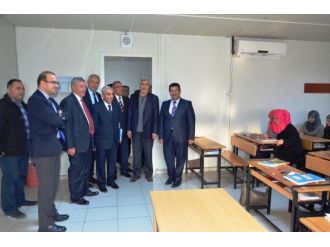 Suriyeli mültecileri ziyaret etti