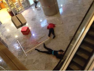 AVM’de el ele ölüme atladılar