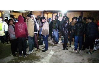 Fırtınaya aldırmayan 55 mülteci ölümden döndü