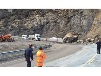 Karayoluna dev kaya düştü