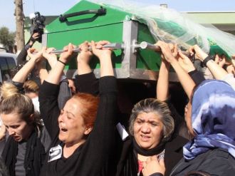 Türkan’ın duvaklı tabutunu kadınlar taşıdı