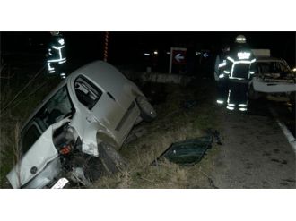 İki araç kafa kafaya çarpıştı: 4 yaralı!