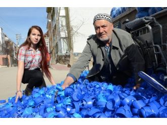 Torunuyla birlikte 300 milyon mavi kapak topladılar