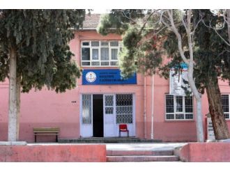 Sınıra yakın iki okulda eğitime ara verildi