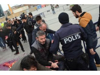 Polise boya fırlatan 7 kişi gözaltına alındı