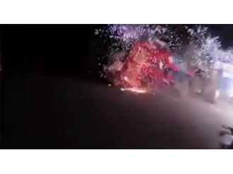 Bina elektrik direğinin üzerine çöktü