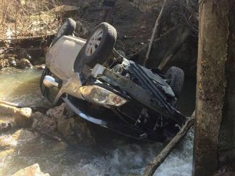 Otomobil dereye uçtu: 1 ölü, 3 yaralı