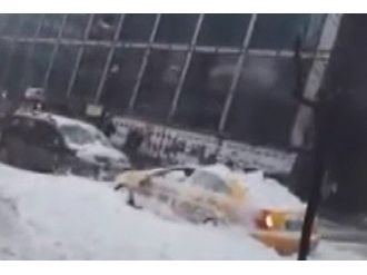 Bir kişiyi yaralayan kar kütlesi böyle geldi