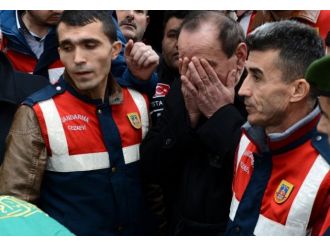 Annesini gözyaşlarıyla uğurladı