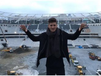 Alman golcüden Vodafone Arena’ya ziyaret