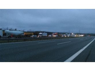 Kaza TEM’de trafiği kilitledi