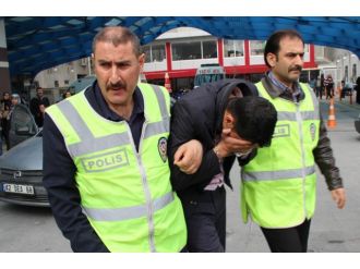 Para beklerken kağıt ve polisle karşılaştılar