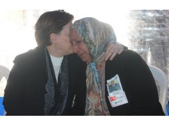 Bakan Sarı şehit annesine sarılarak ağladı