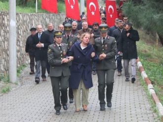 "Bu bayrakları senin düğününde asacaktım"