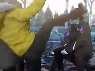 Kız öğrenci hemcinsini öldüresiye dövdü