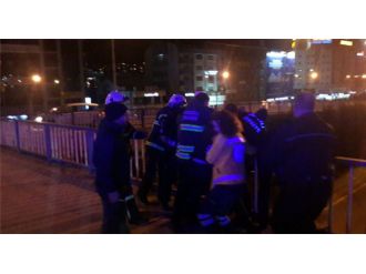 Sağlık görevlisi dikkatini dağıttı, polis köprüden indirdi