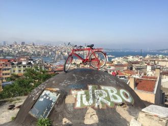 Kırmızı Bisikleti ile Türkiye’yi geziyor