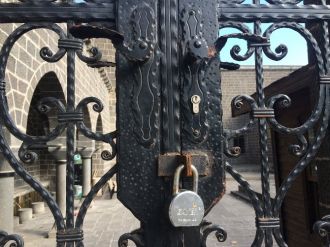 Terör 850 yıllık caminin kapısına kilit vurdurdu