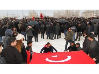 Van şehidini uğurladı