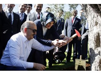 Bakan Müezzinoğlu’ndan eşine 415 yıllık hediye