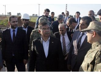 Bakan Yılmaz Suriye sınırında