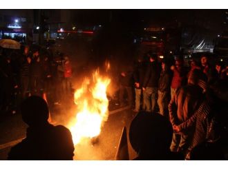 Lastik yakıp yol kapattılar