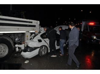 Yoldan çıkan otomobil vince çarptı: 2 ölü