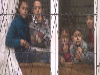 Mahalleli yangındaki aileyi böyle kurtardı