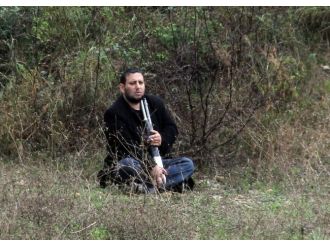 Kameralar önünde kendini vurdu