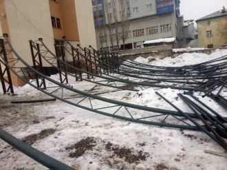 Halı saha iskelesi çöktü: 1 ölü, 2 yaralı