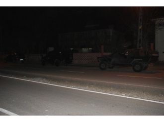 Okula el bombası attılar