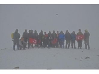 2 bin 400 metrede şehitleri andılar