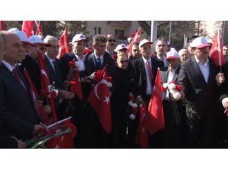 Terör saldırısının yapıldığı alana karanfil bıraktılar