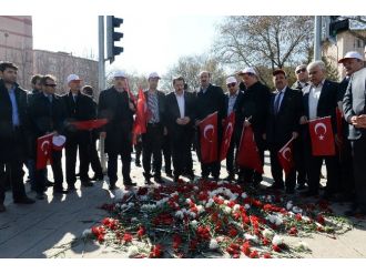 Şehitler için karanfil bırakıldı