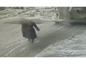 Genç öğretmenin üzerine kar kütlesi böyle düştü!