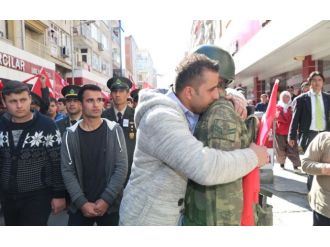 Ağlayan askeri vatandaş teselli etti