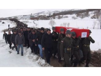 Şehit Kürtçe ağıtlarla son yolculuğuna uğurlandı