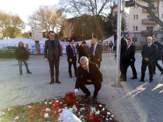 İtalyan bakan terör saldırısının yapıldığı meydana karanfil bıraktı