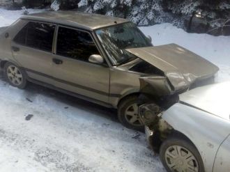 Otomobiller kafa kafaya çarpıştı: 6 yaralı