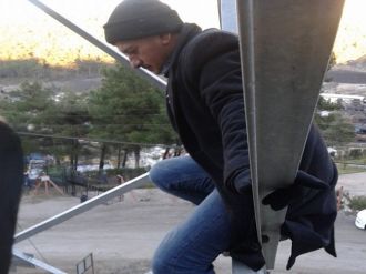 İşten çıkartılan madenciler yüksek gerilim hattına çıktı