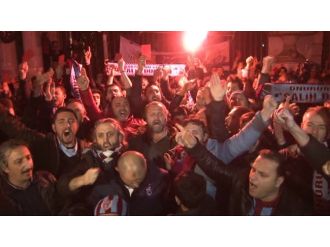 Trabzonsporlu taraftarlardan kırmızı kartlı eylem