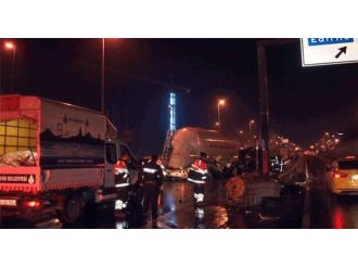 İstanbul’da bariyerlere çarpan beton tankeri yan yattı
