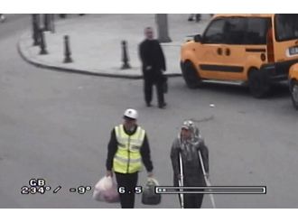 Yaşlı kadının yardımına polis koştu