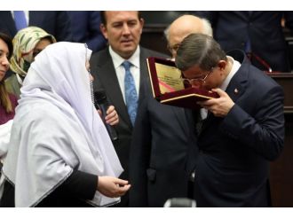 Başbakan’a tarihi Kur’an-ı Kerim hediye edildi